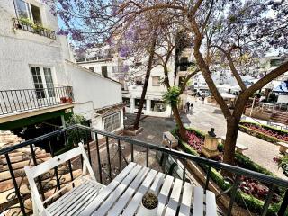 Old Town Modern Flat, 4 Minutes From Beach - EaW Homes - 0