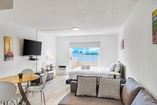 Breath-taking views from this cozy studio - Miami Beach - 6