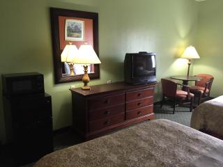 Deluxe Inn & Suites - 8