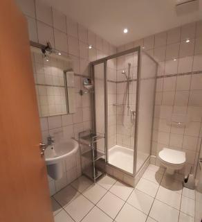 App-4-Pers-2-Schlafzimmer-mit-eigenen-Badezimmer-2-Balkonen-alle-mit-Moselblick - Ediger-Eller - 7