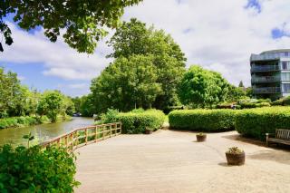 Riverside Apartment with Parking 1 Mile from Town Centre - 7