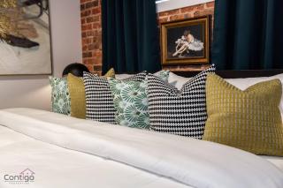 Luxe New York Style Bsmt Suite, Near DT & WEM, King Bed, WiFi - 1
