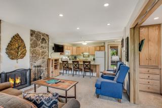 Laurelwood Condominiums 405 - 5