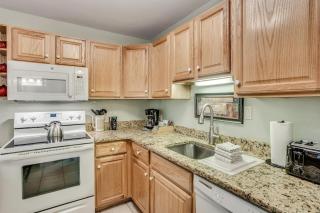 Laurelwood Condominiums 405 - 1