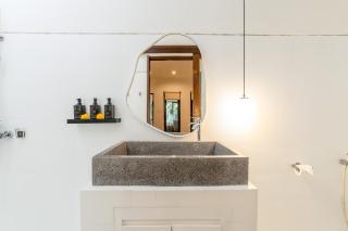 Villa Gigi - Sumptuous 3BR Family Villa in the very Heart of Canggu - Canggu - 5