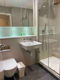 Avisa Stays- London. 2 bedrooms with 2 bathrooms. - 4