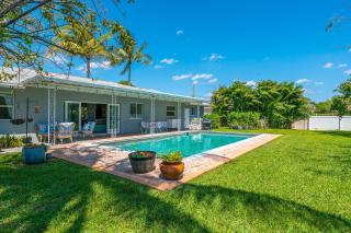 Vibrant Pool Home! Kayak, Firepit & Playground! - West Palm Beach - 0