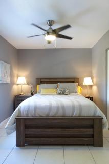 Miami Beach Villa with Sparkling Pool! Sleeps 10+! - North Miami Beach - 1