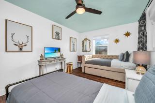 Tropical Waters Hideaway - Pool Tiki & Lounge - Pompano Beach - 3