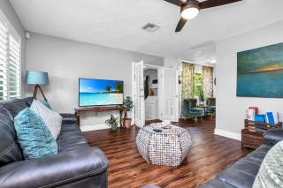 Tropical Waters Hideaway - Pool Tiki & Lounge - Pompano Beach - 4