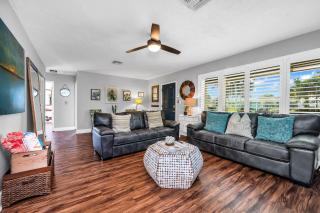 Tropical Waters Hideaway - Pool Tiki & Lounge - 7