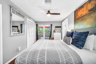 Tropical Waters Hideaway - Pool Tiki & Lounge - Pompano Beach - 2