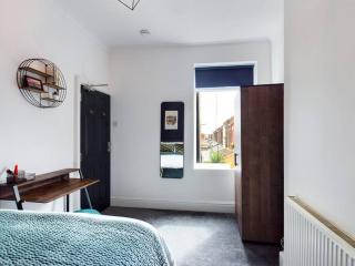 Luxurious 3 bedroom Flat - 5