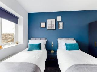 Luxurious 3 bedroom Flat - 4