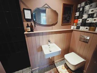 Artist's Riverside Home - Shipley - 2