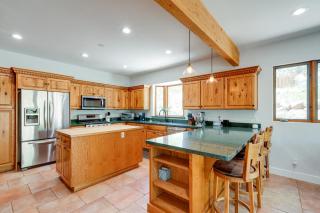 Spacious Flagstaff Home with Hot Tub and Fire Pit! - Flagstaff - 4