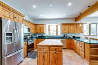 Spacious Flagstaff Home with Hot Tub and Fire Pit! - Flagstaff - 3