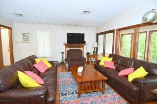 Dogwood Knoll - Wifi, Pool Access, Deck, Fireplace, Deck, Family Friendly, Hiking, Games, Screen Porch, King Bed - Berkeley Springs - 4