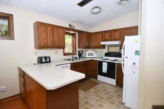 Dogwood Knoll - Wifi, Pool Access, Deck, Fireplace, Deck, Family Friendly, Hiking, Games, Screen Porch, King Bed - Berkeley Springs - 1