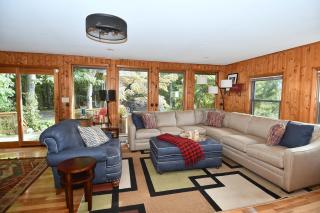 Sleepy View Retreat - Hot Tub, Trail, Hiking, Pet Friendly, Grill, Wifi, Fire Pit, Screen Porch, Family Friendly, Games, King Bed, Secluded, Fireplace, Pond - Berkeley Springs - 6