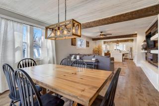 3BR Modern w Lg Backyard Mtn Views & Hot Tub - 0