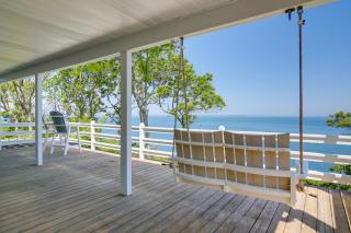 Bayfront Home with Deck - 4 Mi to Downtown Plymouth! - 6