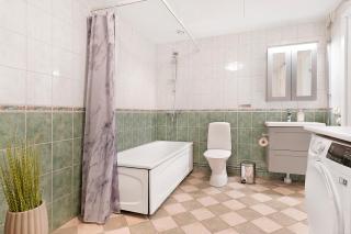 Guestly Homes - 4BR Villa with 2 Showers - 7