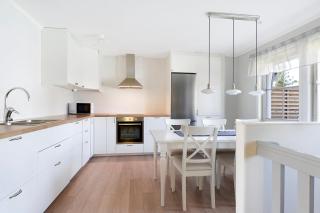 Guestly Homes - 4BR Villa with 2 Showers - 8