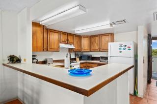 Hawaiian-Style Oceanview Across the Street from Historic Magic Sands Beach Park - White Sands Village 202 - Kailua-Kona - 3