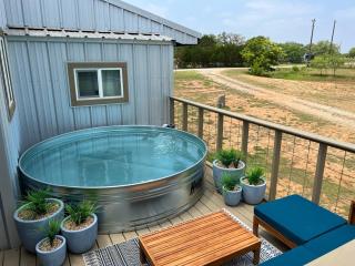 Hollmig Haus - Sleeps 12 with Hot Tub & Beauty Bar - Fredericksburg - 3
