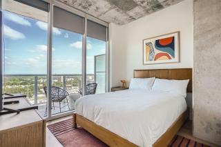 Modern Spacious Downtown Condos - Pool - Kitchen - Austin - 8