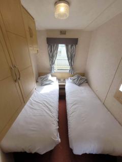 V13 - Golden Anchor, pet friendly, WiFi and close to the beach - Meadow Lakes Caravan & Lodge Hire - Chapel Saint Leonards - 6