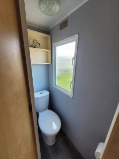 V13 - Golden Anchor, pet friendly, WiFi and close to the beach - Meadow Lakes Caravan & Lodge Hire - Chapel Saint Leonards - 4