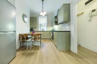 3 Bedroom Apartment in Westminster - 8