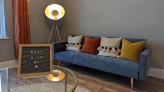 Trendy Bedrooms, Perfect Family Stay with WiFi, Parking & Netflix - 9