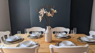 Elegant 4 Bedroom House, Ideal Family Stay with WiFi, Parking & Netflix - 4