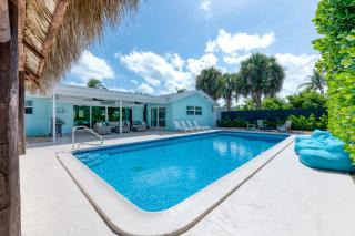 Tropical Villa Pool Home w/ Tiki Bar! Sleeps 9! - 9