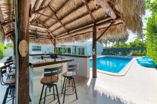 Tropical Villa Pool Home w/ Tiki Bar! Sleeps 9! - Palm Beach Gardens - 3