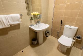 Supurb 2 Bed Apt Beach Front (City View) - Abu Dhabi - 5