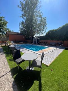 Logis Hotel-Restaurant Saint Romain - Anse - 2