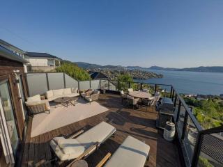 Sjøutsikt, jacuzzi og solfylt - 0