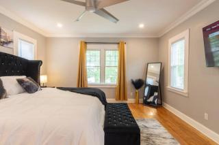 Jana House Getaway /Hot tub/Game Room/King Bed - 1