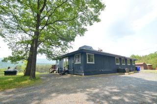 Black Bear Cabin - Fire Pit, Grill, View, Pet Friendly, Fireplace, King Bed, Wifi, Game Room - 8
