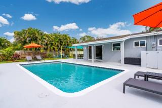 Spacious 5 Bedrooms with Large Pool, 12 minutes to the Ocean - 3