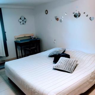 chambre et salle de bain privé s'ouvrant sur terrasse, jardin et cuisine d'été - Quillan - 4