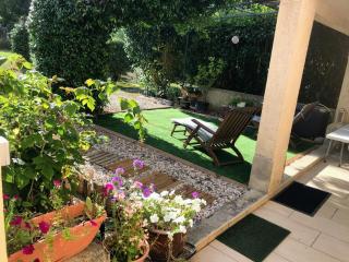 chambre et salle de bain privé s'ouvrant sur terrasse, jardin et cuisine d'été - Quillan - 2