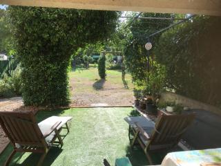chambre et salle de bain privé s'ouvrant sur terrasse, jardin et cuisine d'été - Quillan - 1