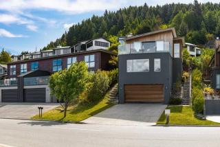 Unbeatable LakeView Stylish Home - 3