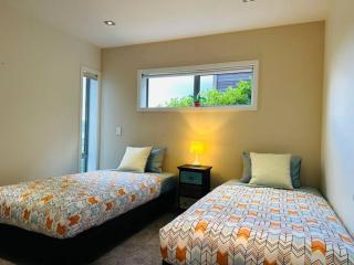 Unbeatable LakeView Stylish Home - 5