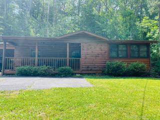 Smoky Mountain Enchanting Haven 3BR2BA Cabin - 4